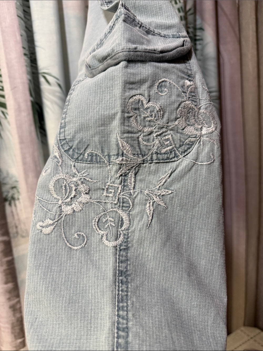 Gloria Vanderbilt Light Turquoise Cropped Cargo Capris with Embroidery - Picture 4 of 4